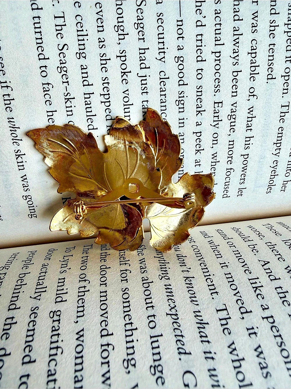 Floral Leaf Brooch in Gold & Brown Like New - Picture 3 of 4